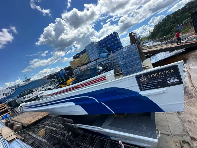 Canoa branca e azul finalizada