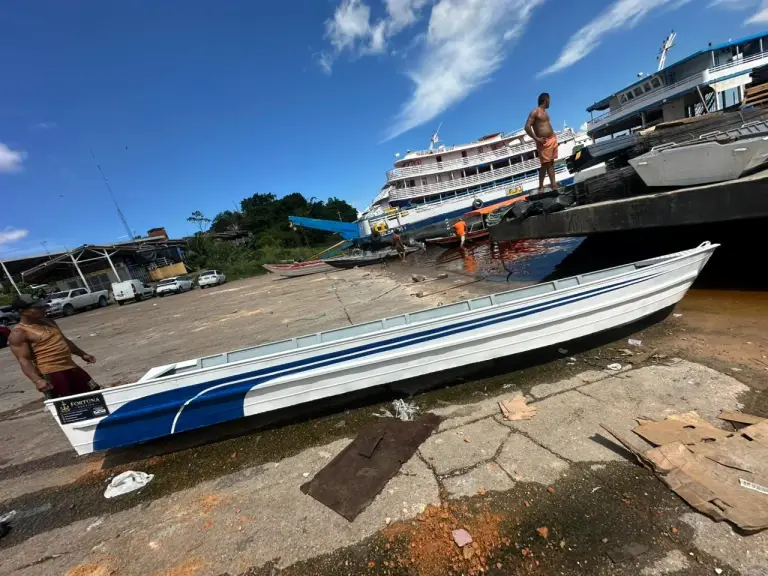 Canoa longa branca e azul