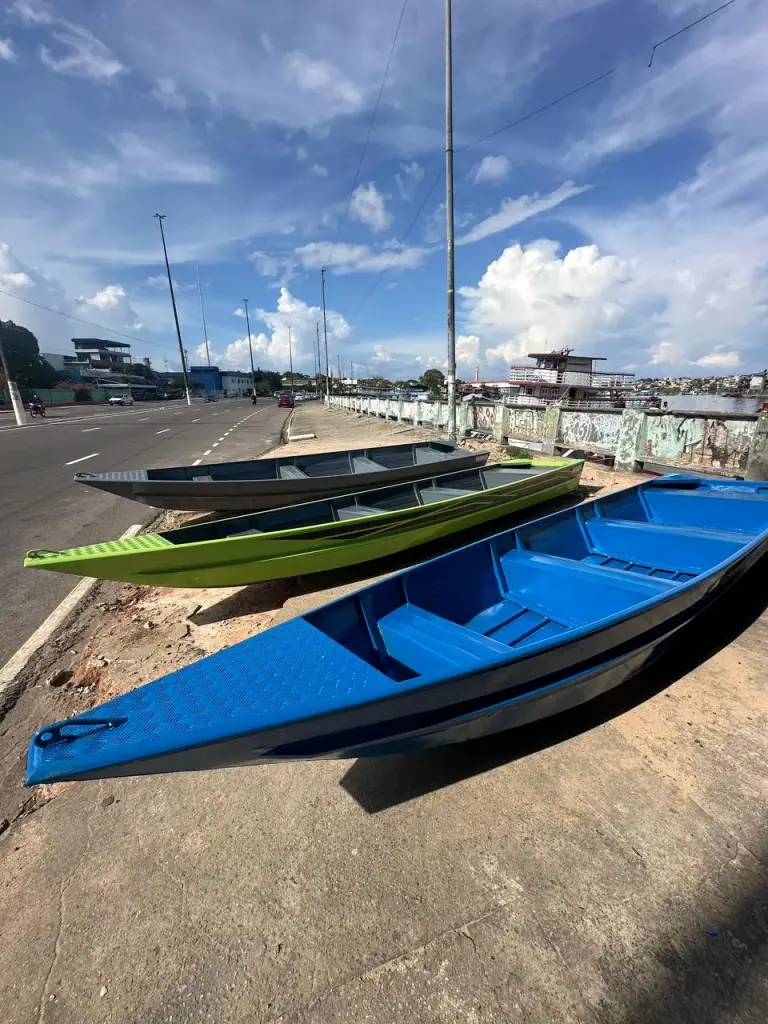 Canoas coloridas fabricadas pela Fortuna Náutica