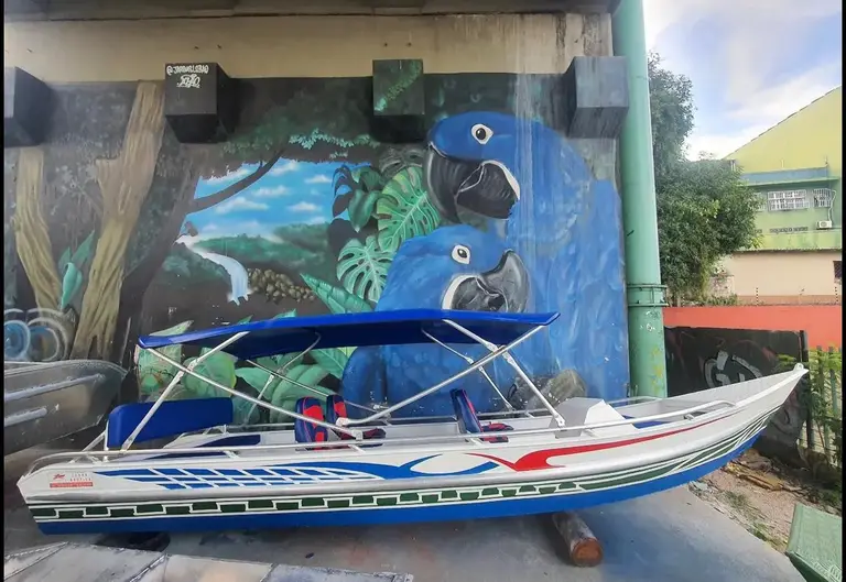 Lancha branca e azul com capota azul