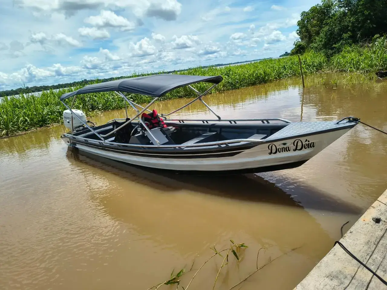 Canoa com capota preta instalada pela Fortuna Náutica
