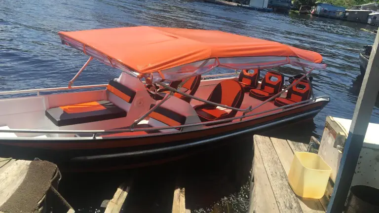 Capota laranja instalada em embarcação