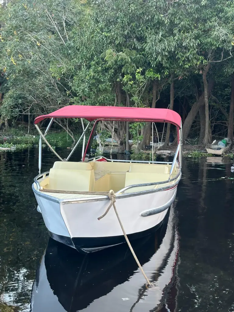 Vista frontal de capota vinho em embarcação
