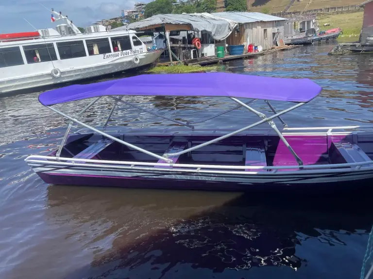 Capota roxa instalada em embarcação