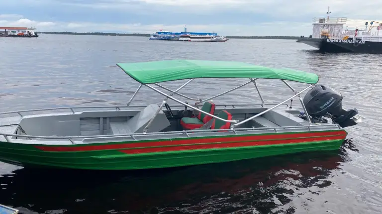 Capota verde instalada em canoa