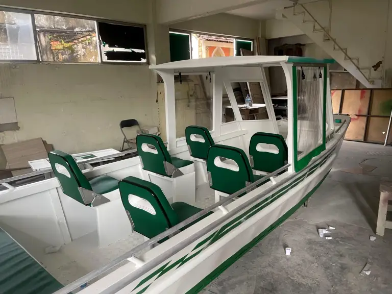 Estofamento aplicado em embarcação cabinada branca e verde