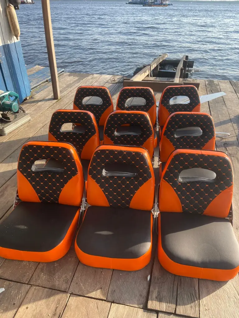 Lote de cadeiras laranja e pretas