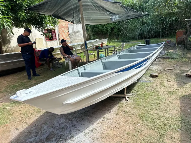 Canoa finalizada branca e azul