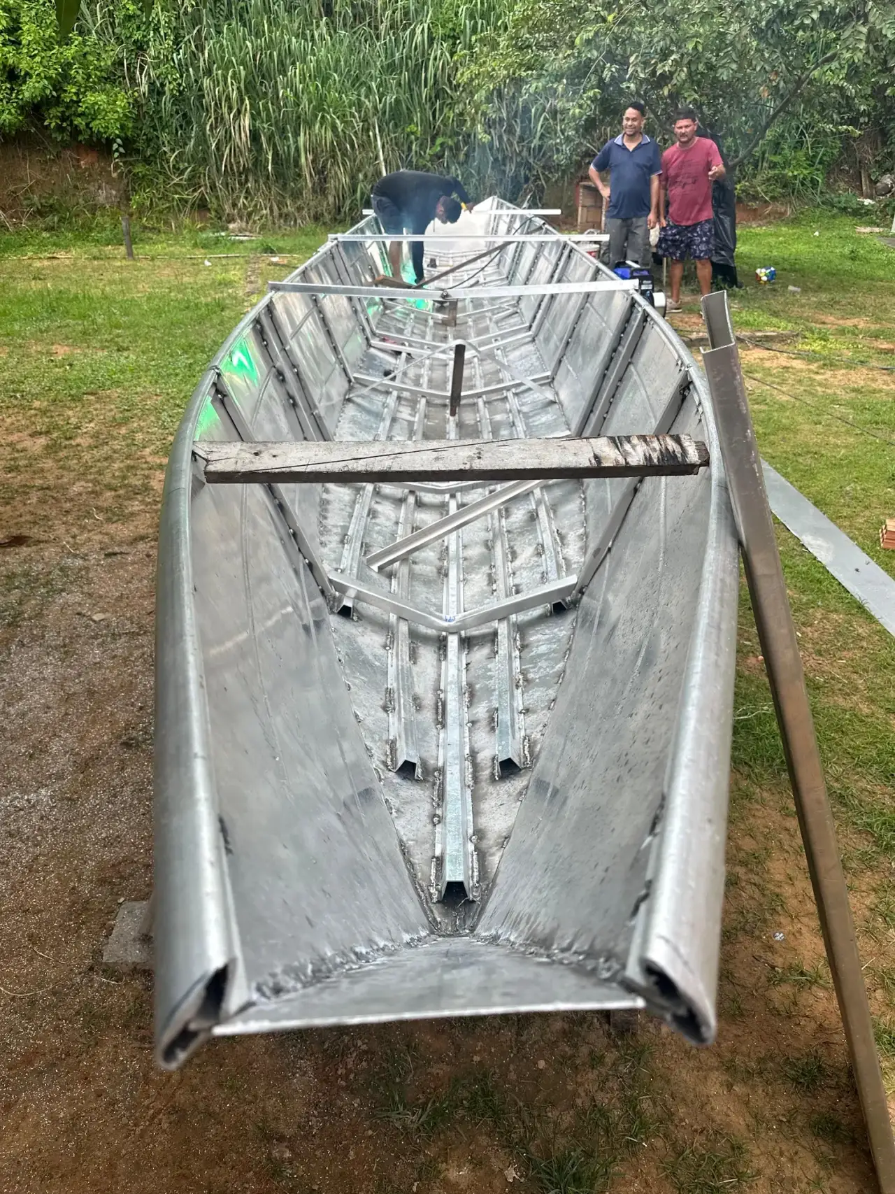Canoa longa de alumínio em fabricação pela Fortuna Náutica